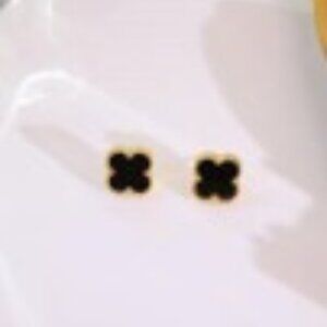 SMALL BLACK ENAMELGOLDRIMMED QUATREFIL CLOVER STUD EARRINGS